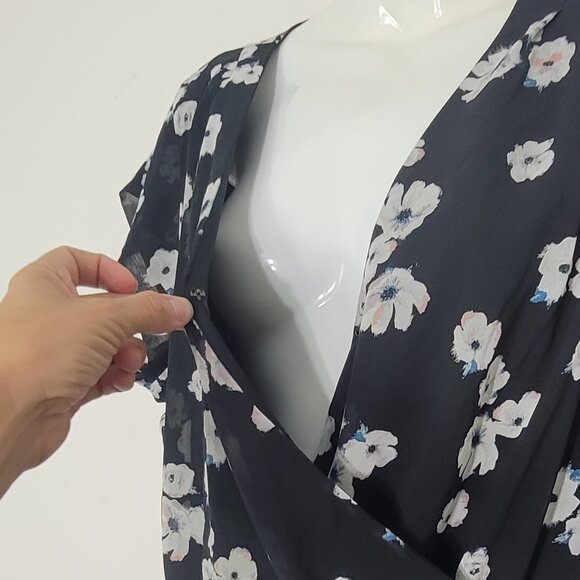 Reitmans Women's Black & White Floral Cap Sleeve V-Neck Wrap Midi Dress - Picture 3 of 12